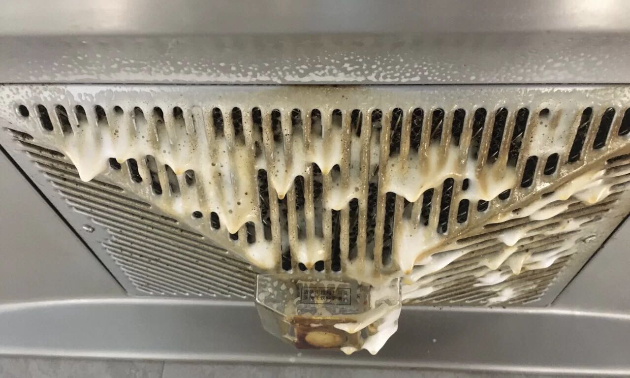 油煙機不清洗導(dǎo)致機能下降，很容易人體吸入過量的油煙物質(zhì)，從而引起肺癌。