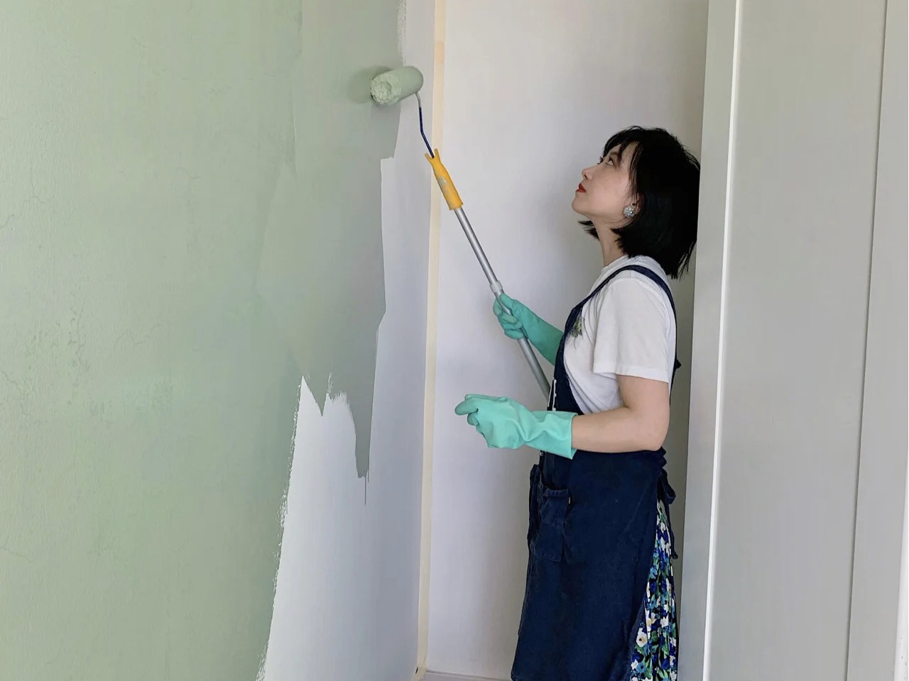 乳膠漆刷了多久可以入?。? title=